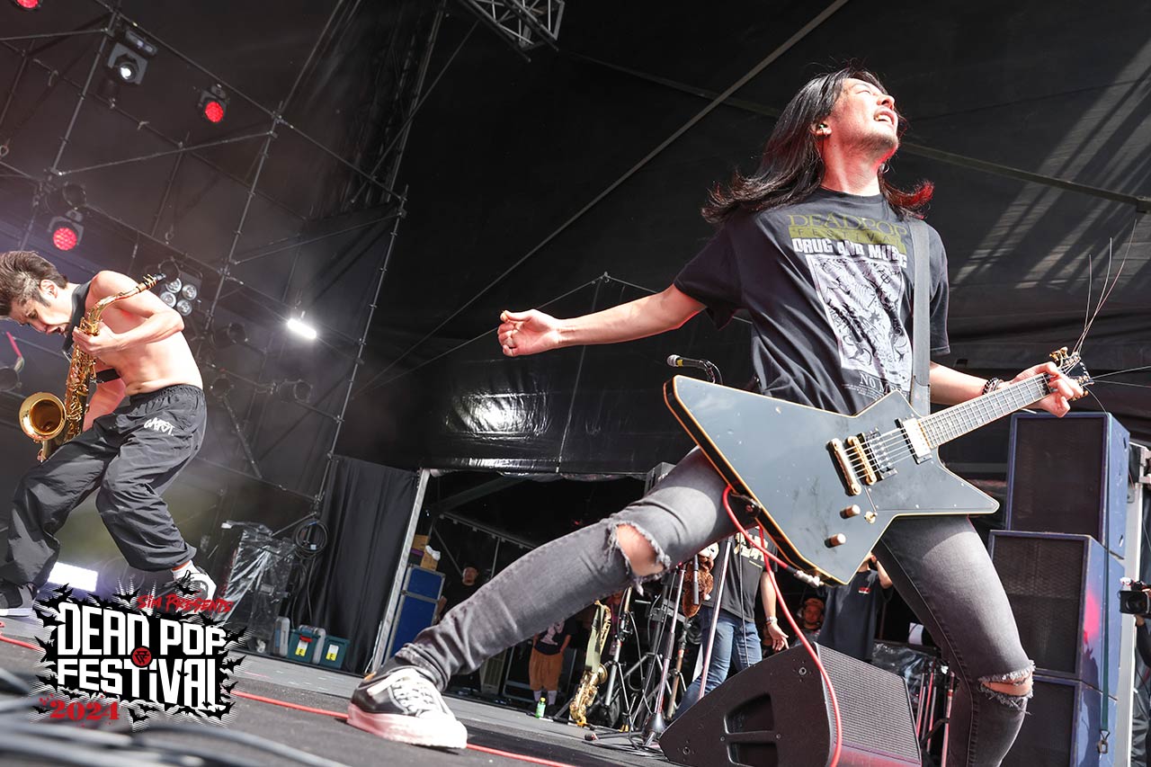 HEY-SMITH、MC一切なしでぶっ飛ばした熱い暑いステージ | DEAD