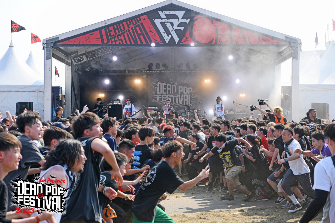 DPFという最高なライブハウスをもみくちゃにしたThe BONEZ | DEAD POP FESTiVAL REPORT