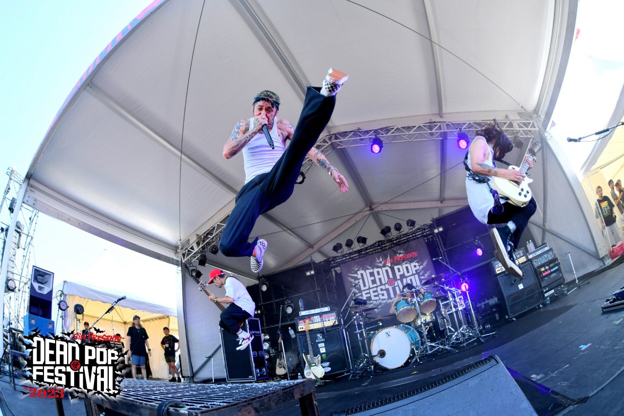 DPFという最高なライブハウスをもみくちゃにしたThe BONEZ | DEAD POP FESTiVAL REPORT